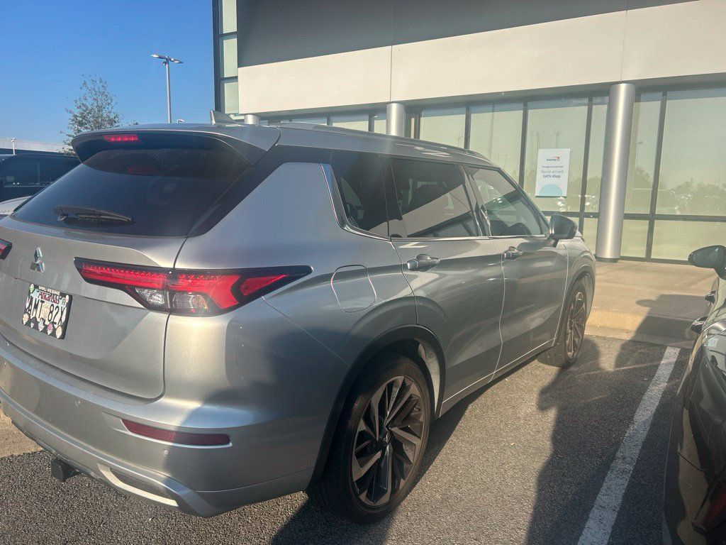 Used 2022 Mitsubishi Outlander SEL AWD/4WD image 3