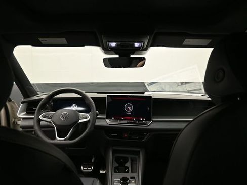 New 2026 Volkswagen Tiguan SE R-Line FWD image 10
