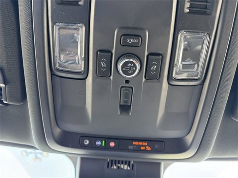 New 2025 Chevrolet Suburban Premier image 33