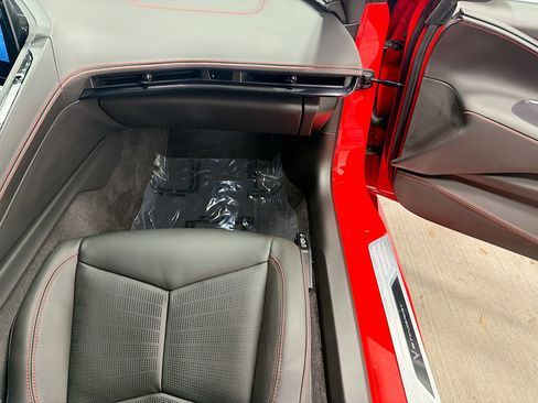 Used 2024 Chevrolet Corvette Stingray Premium Conv w/ Z51 Performance Package RWD image 17