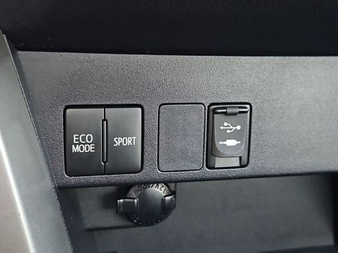 Used 2018 Toyota RAV4 LE FWD image 5