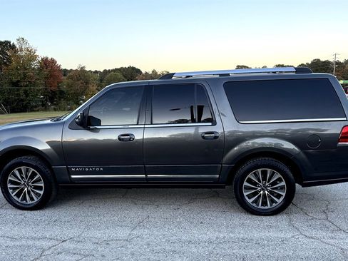 Used 2017 Lincoln Navigator L Select image 11