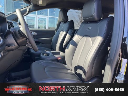 New 2026 Chrysler Pacifica Select image 4