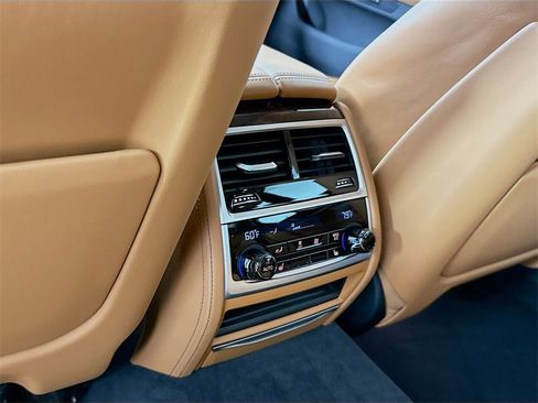 Used 2021 BMW 750i xDrive w/ Executive Package image 29