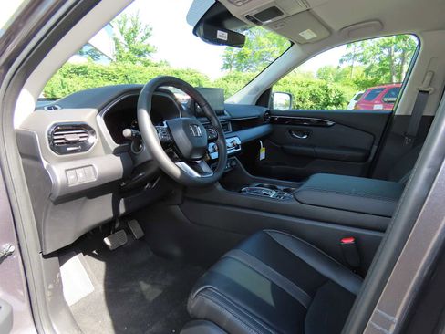 New 2025 Honda Pilot EX-L image 2