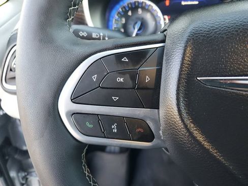 Used 2024 Chrysler Pacifica Limited w/ Uconnect Theater Family Group image 12