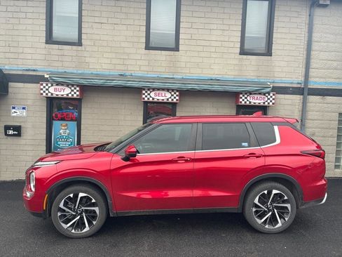 Used 2023 Mitsubishi Outlander SE image 2