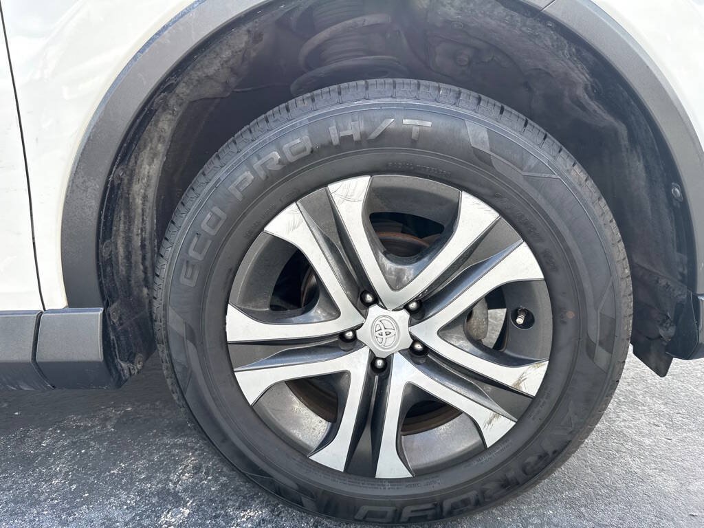 Used 2017 Toyota RAV4 LE w/ Carpet Mat Package AWD/4WD image 25