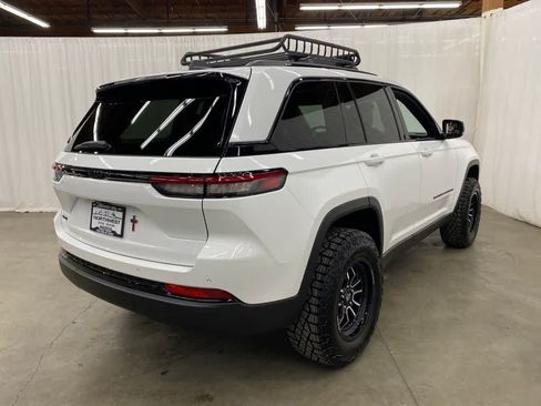 Used 2025 Jeep Grand Cherokee Altitude AWD/4WD image 5