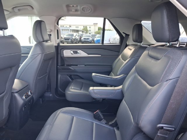 Used 2025 Ford Explorer Active w/ Active Comfort Package RWD image 6