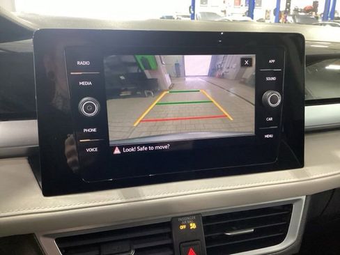 Certified 2025 Volkswagen Taos SE w/ Panoramic Sunroof Package image 13