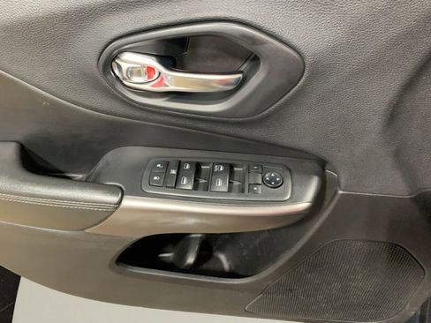 Used 2019 Jeep Cherokee Latitude w/ Popular Appearance Group image 17