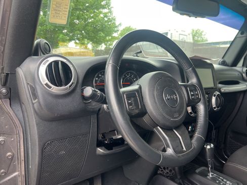 Used 2014 Jeep Wrangler Unlimited Sahara w/ Dual Top Group AWD/4WD image 11
