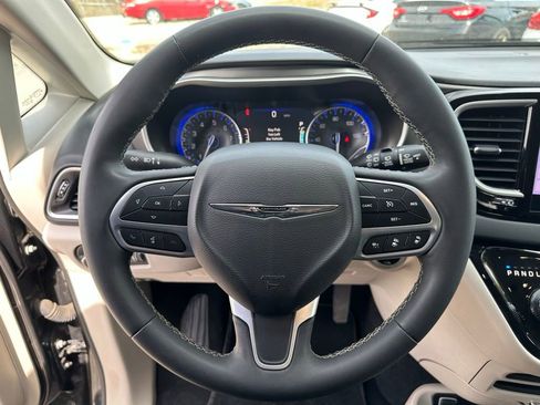 Used 2023 Chrysler Pacifica Touring-L FWD image 24