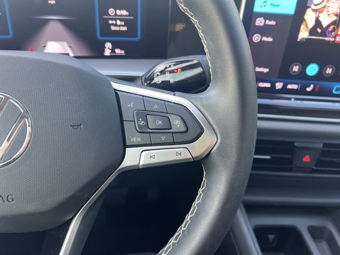 Used 2025 Volkswagen Tiguan SE w/ Panoramic Sunroof Package FWD image 17