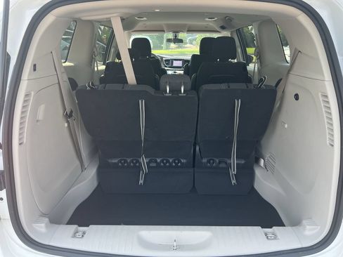 Used 2022 Chrysler Voyager LX FWD image 34