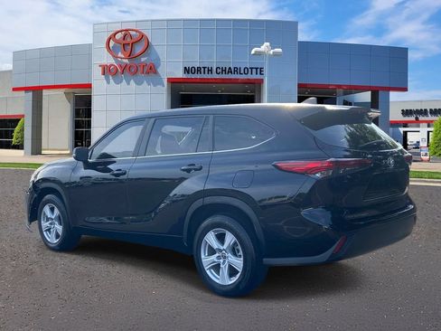 Used 2023 Toyota Highlander LE FWD image 5