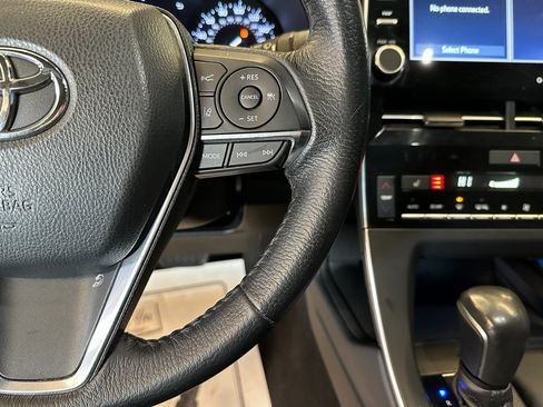 Used 2020 Toyota Avalon XLE w/ Moonroof Package image 11