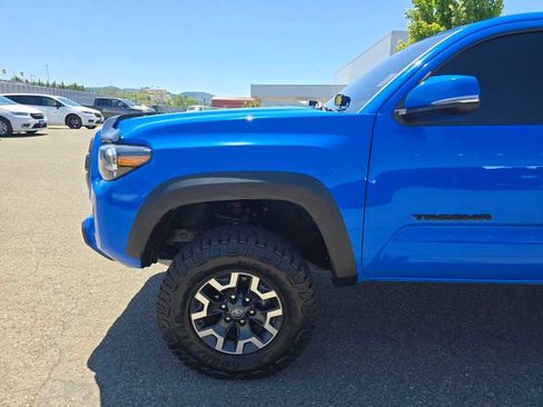 Used 2020 Toyota Tacoma TRD Off-Road w/ Blackout Package AWD/4WD image 18