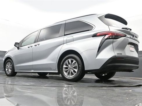 Used 2022 Toyota Sienna XLE image 28