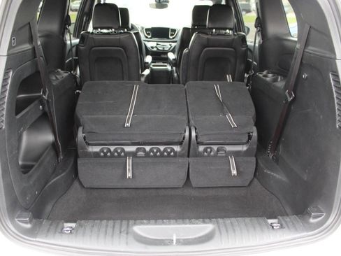 Used 2025 Chrysler Pacifica Select FWD image 14