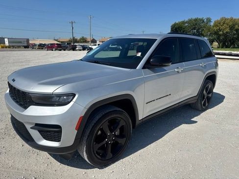 Used 2023 Jeep Grand Cherokee Altitude AWD/4WD image 1