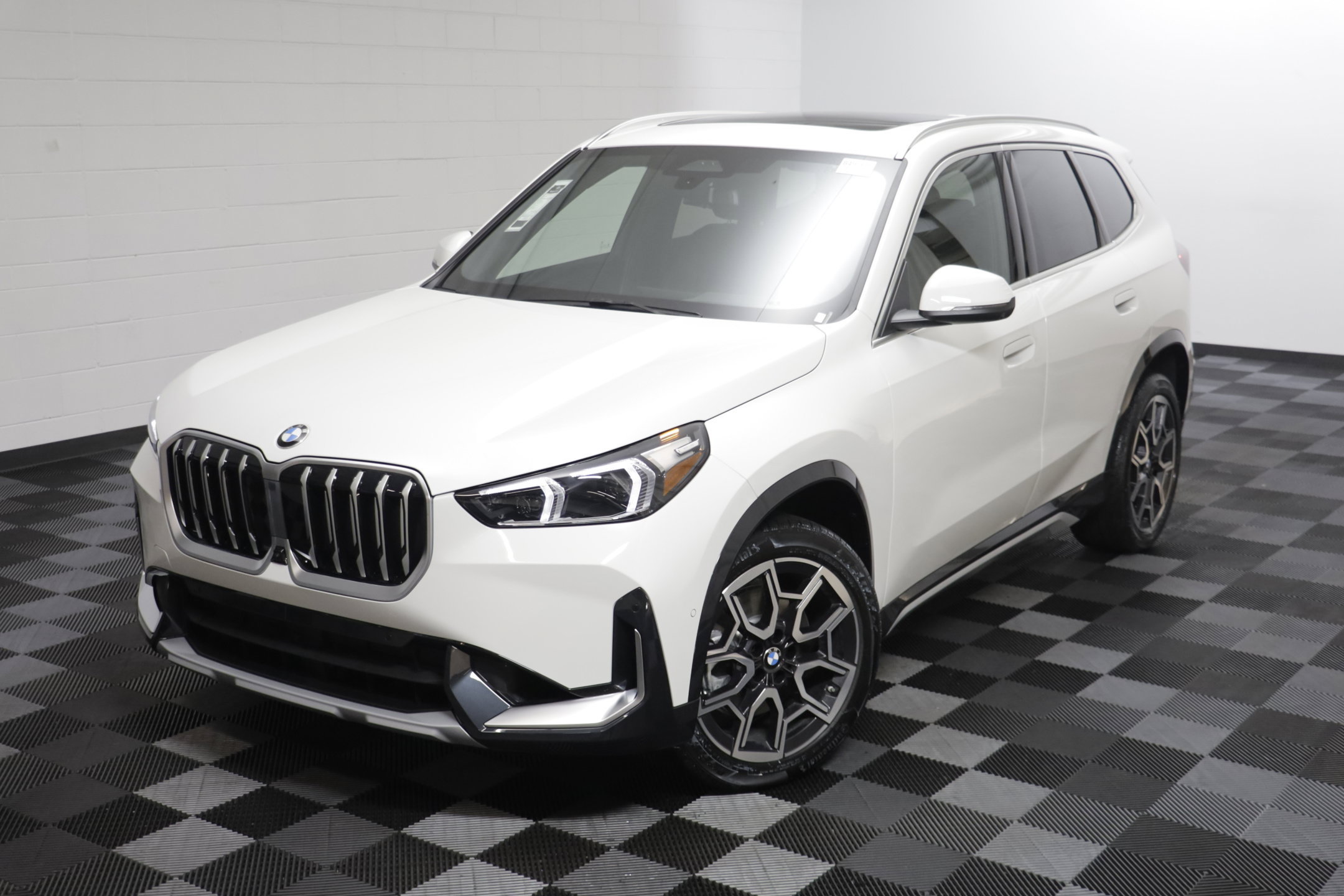 New 2027 BMW X1 xDrive28i AWD/4WD image 2
