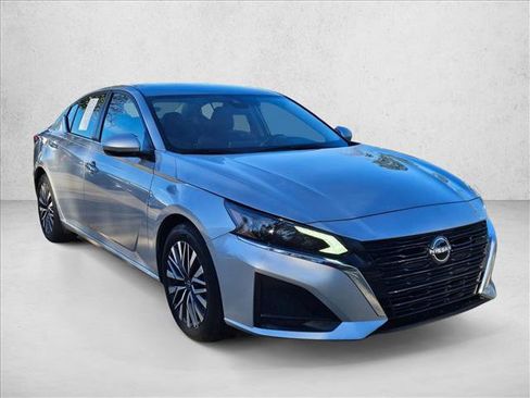 Used 2023 Nissan Altima 2.5 SV image 3