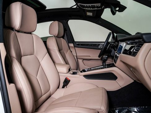 Certified 2025 Porsche Macan image 15