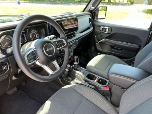 Used 2025 Jeep Wrangler Unlimited Sahara AWD/4WD image 19