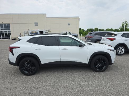 Used 2025 Chevrolet Trax ACTIV FWD image 2