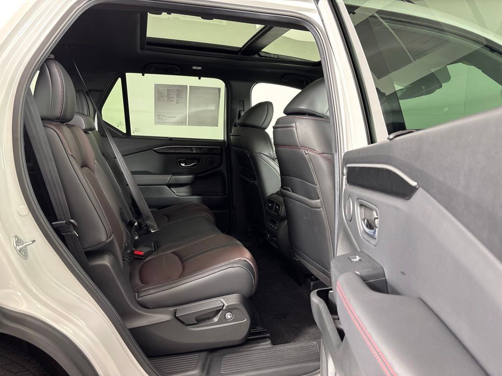 Certified 2025 Honda Pilot Black Edition image 15