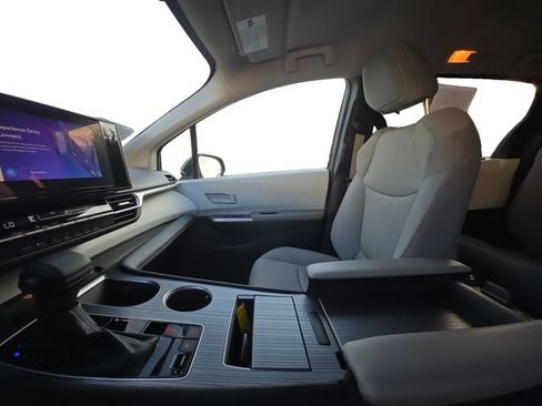 Certified 2025 Toyota Sienna LE FWD image 10