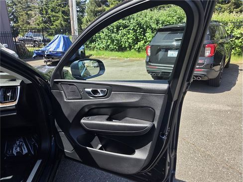 Used 2021 Volvo XC60 T5 Momentum w/ Advanced Package AWD/4WD image 30