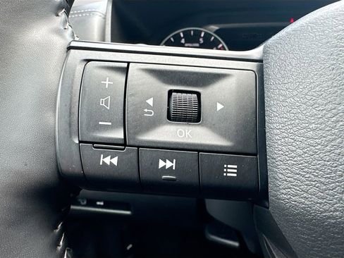 Certified 2025 Nissan Rogue SV FWD image 11