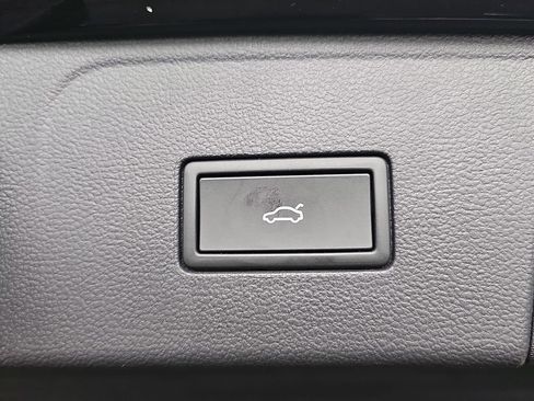 Used 2025 Volkswagen Atlas SE FWD image 13