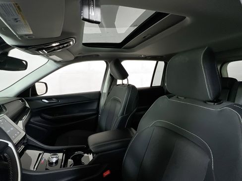 Used 2023 Jeep Grand Cherokee Laredo w/ Luxury Tech Group I image 21