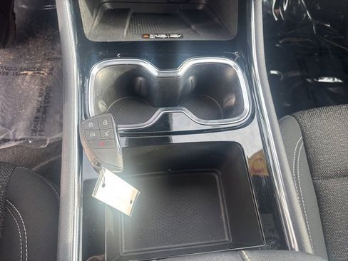 Used 2025 Chevrolet Traverse LT image 18