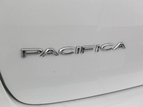 Used 2025 Chrysler Pacifica Select FWD image 10