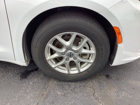 Used 2024 Chrysler Pacifica Touring-L image 33