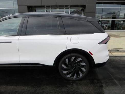 Used 2025 Lincoln Nautilus Reserve image 5