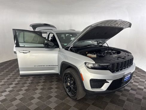 Used 2025 Jeep Grand Cherokee Altitude AWD/4WD image 16