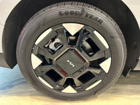 Used 2025 Kia Carnival EX FWD image 28