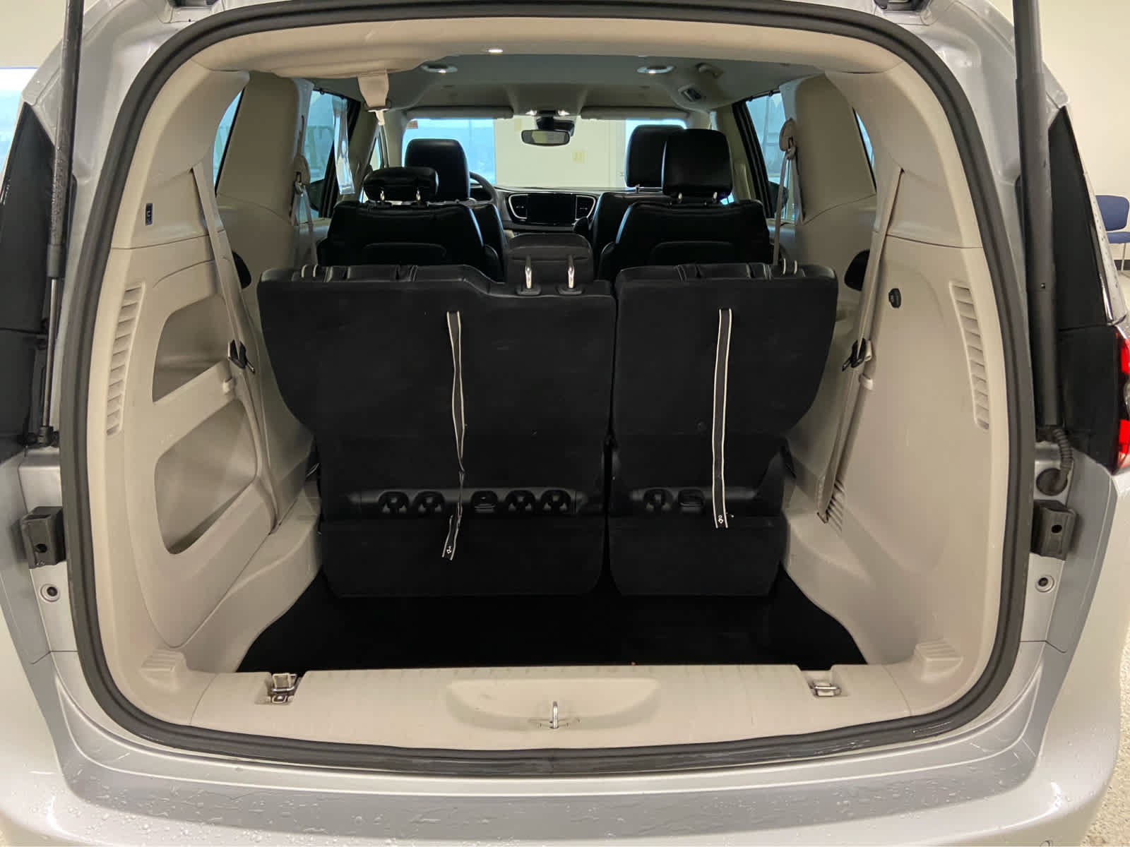 Used 2024 Chrysler Pacifica Touring-L FWD image 8