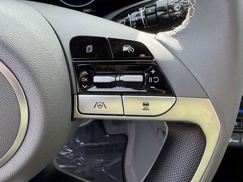 Certified 2025 Hyundai Elantra SEL image 22