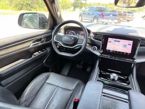 Used 2024 Jeep Wagoneer L Series II w/ Flexible Seating Group RWD image 20