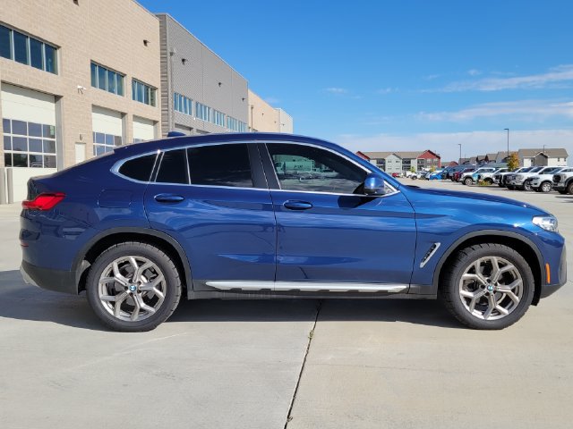 Used 2022 BMW X4 xDrive30i w/ Premium Package AWD/4WD image 2