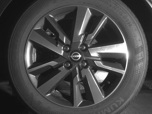 Used 2025 Nissan Versa SV image 14