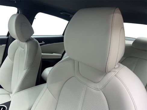 Used 2025 Genesis G70 2.5T image 28