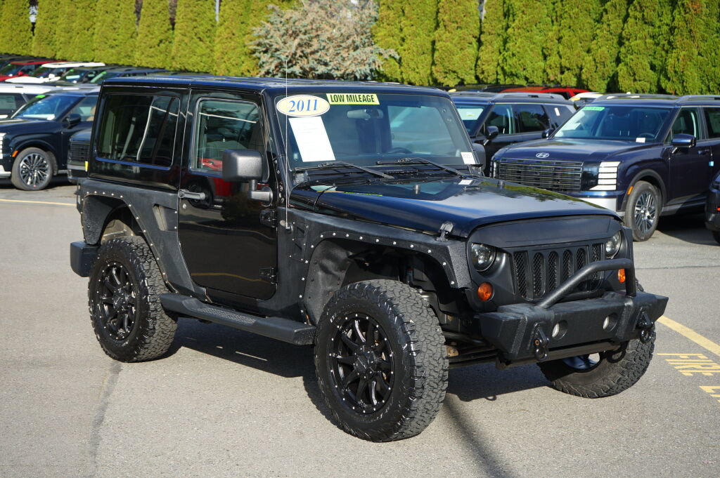 Used 2011 Jeep Wrangler Sahara w/ Connectivity Group AWD/4WD image 4